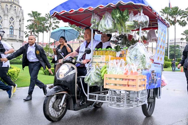 รัฐมนตรีว่าการกระทรวงพาณิชย์ สุภาภรณ์ สุทธิพรรณ ซ้อนท้ายรถเข็นขายอาหารจักรยานยนต์ โดยมีนายกรัฐมนตรี อนุทิน ชาญวีรกูล เป็นผู้ขับ ในพิธีเปิดโครงการลดราคาอาหารสดที่ทำเนียบรัฐบาลเมื่อเดือนพฤษภาคม