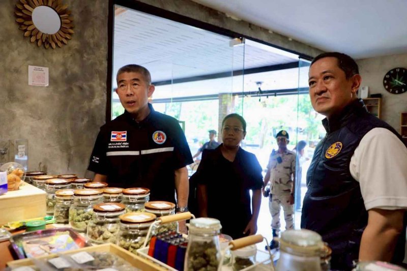 ทางการไทยตรวจสอบร้านกัญชาในจังหวัดภูเก็ตเมื่อวันศุกร์ที่ผ่านมา อัจฉริยะ ชื่นนิรันดร์