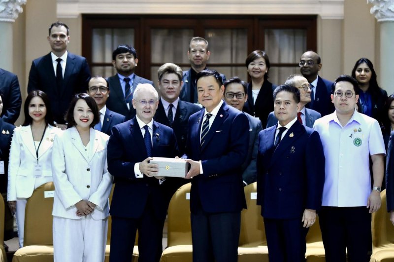 ผู้บริหารจากสภาธุรกิจ EU-อาเซียน (EU-ABC) และสมาคมธุรกิจและการค้าแห่งยุโรป (EABC) เข้าเยี่ยมคารวะนายกรัฐมนตรีอนุทิน ชาญวีรกูล ณ ทำเนียบรัฐบาลเมื่อวันพฤหัสบดี (ภาพ: ทำเนียบรัฐบาล)