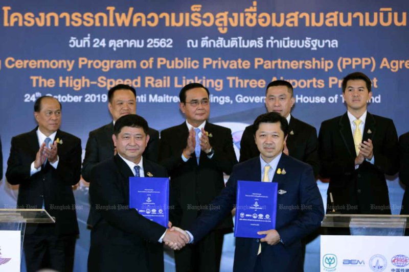 เมื่อวันที่ 24 ต.ค. 2562 นายวรวุฒิ มาลา รักษาการผู้ว่าการรถไฟแห่งประเทศไทย (ซ้าย) และนายศุภชัย เจียรวนนท์ ประธานคณะผู้บริหารเครือเจริญโภคภัณฑ์ จับมือหลังจากลงนามในสัญญาสร้างรถไฟความเร็วสูงเชื่อมสามสนามบิน ที่ทำเนียบรัฐบาล ถ่ายภาพโดย ชนัต กตัญญู