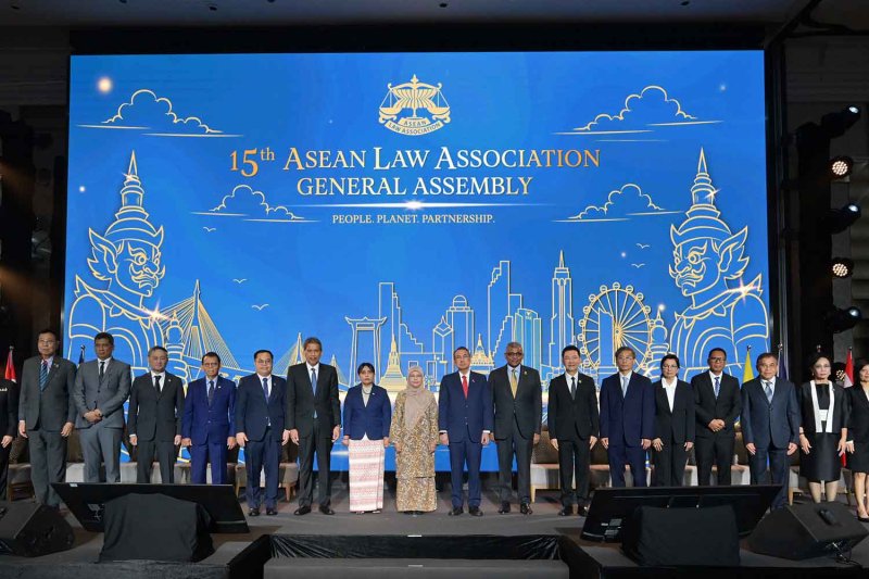 ผู้เข้าร่วมประชุมถ่ายภาพร่วมกันในการประชุมสมัชชาใหญ่สมาคมกฎหมายอาเซียน ครั้งที่ 15 ที่โรงแรมอินเตอร์คอนติเนนตัล กรุงเทพฯ เมื่อสัปดาห์ที่แล้ว (ภาพ: ศาลยุติธรรม)