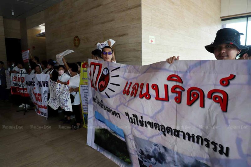 ผู้คัดค้านโครงการสะพานบกรวมตัวกันที่กรุงเทพฯ เมื่อปี 2566