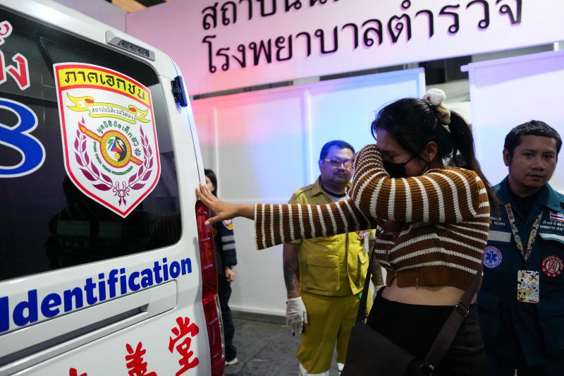 สมาชิกในครอบครัวแสดงความรู้สึกขณะรับร่างผู้เสียชีวิตที่ห้องเก็บศพของโรงพยาบาลตำรวจเมื่อวันจันทร์ หลังเกิดเหตุเพลิงไหม้ผับโรงเบียร์หน้าลาดพร้าวที่คร่าชีวิตผู้คนจำนวนมาก (ภาพ: Reuters)