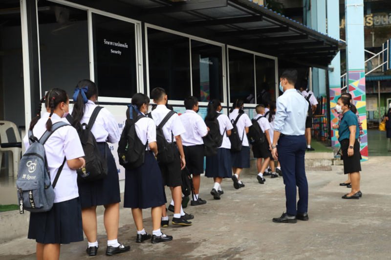นักเรียนโรงเรียนบ้านบางกะปิ กรุงเทพฯ กำลังเข้าแถวเพื่อเข้าห้องเรียน (ภาพจาก Bangkok Post)