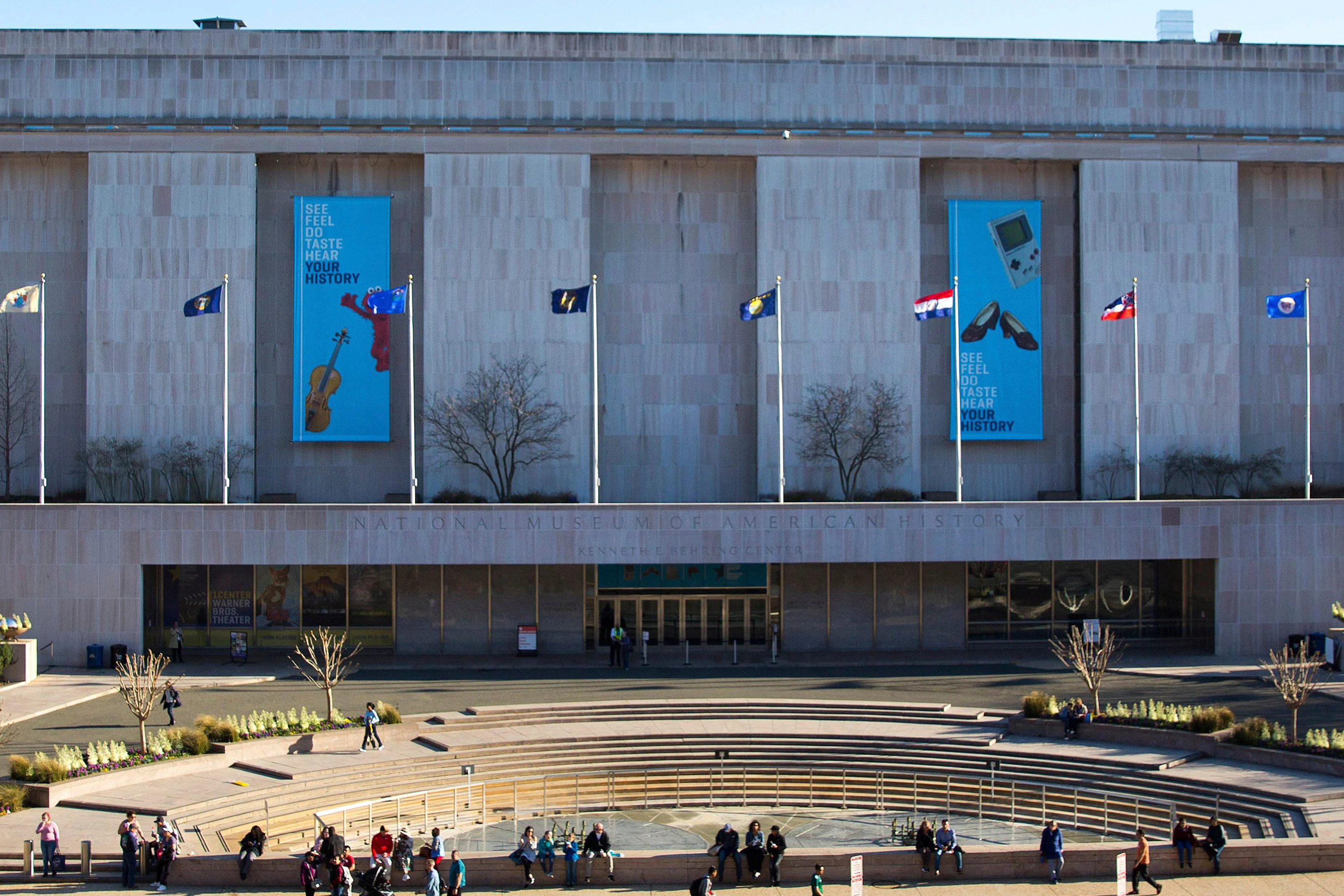 ด้านนอกพิพิธภัณฑ์ประวัติศาสตร์อเมริกา สมิธโซเนียน ที่ National Mall ในกรุงวอชิงตัน ภาพ: AP