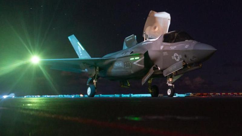 เครื่องบินรบ F-35 ของสหรัฐฯ บนเรือบรรทุกเครื่องบินในยามค่ำคืน