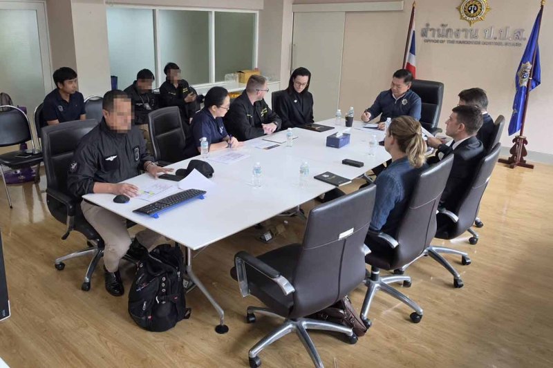 เจ้าหน้าที่ระดับสูงของสำนักงานคณะกรรมการป้องกันและปราบปรามยาเสพติด หารือเกี่ยวกับการสอบสวนคดีลักลอบขนเฮโรอีนที่เกี่ยวข้องกับพนักงานต้อนรับบนเครื่องบินชาวไทย กับสมาชิกตำรวจสหพันธ์ออสเตรเลีย ที่สำนักงาน ป.ป.ส. กรุงเทพฯ เมื่อวันที่ 1 กรกฎาคม (ภาพ: ป.ป.ส.)