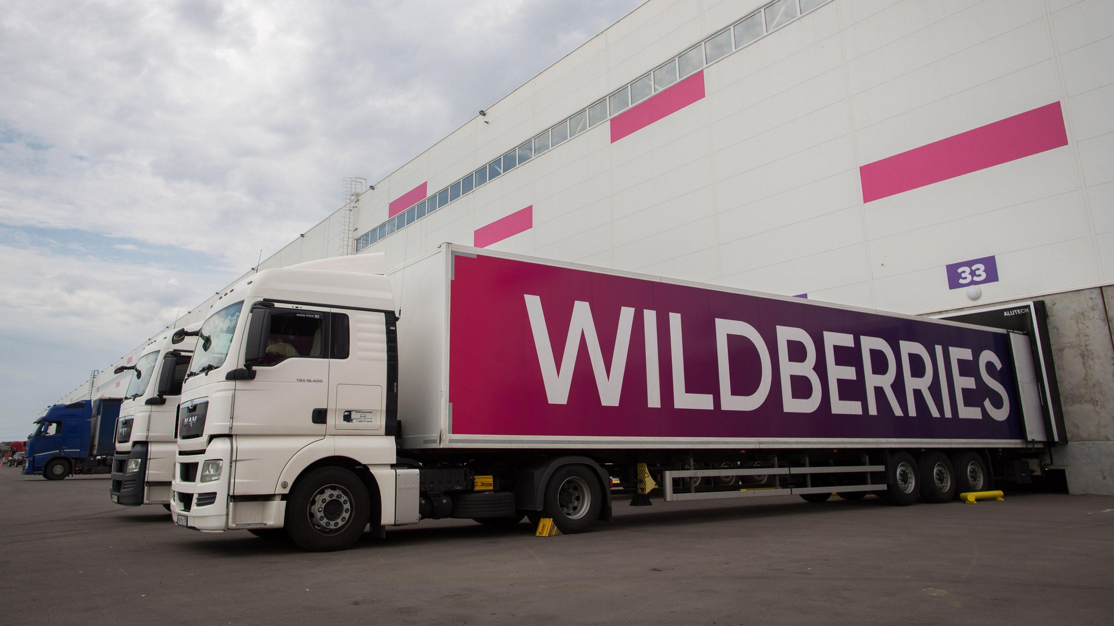 ภาพรถบรรทุกที่มีข้อความ Wildberries อยู่ด้านข้าง