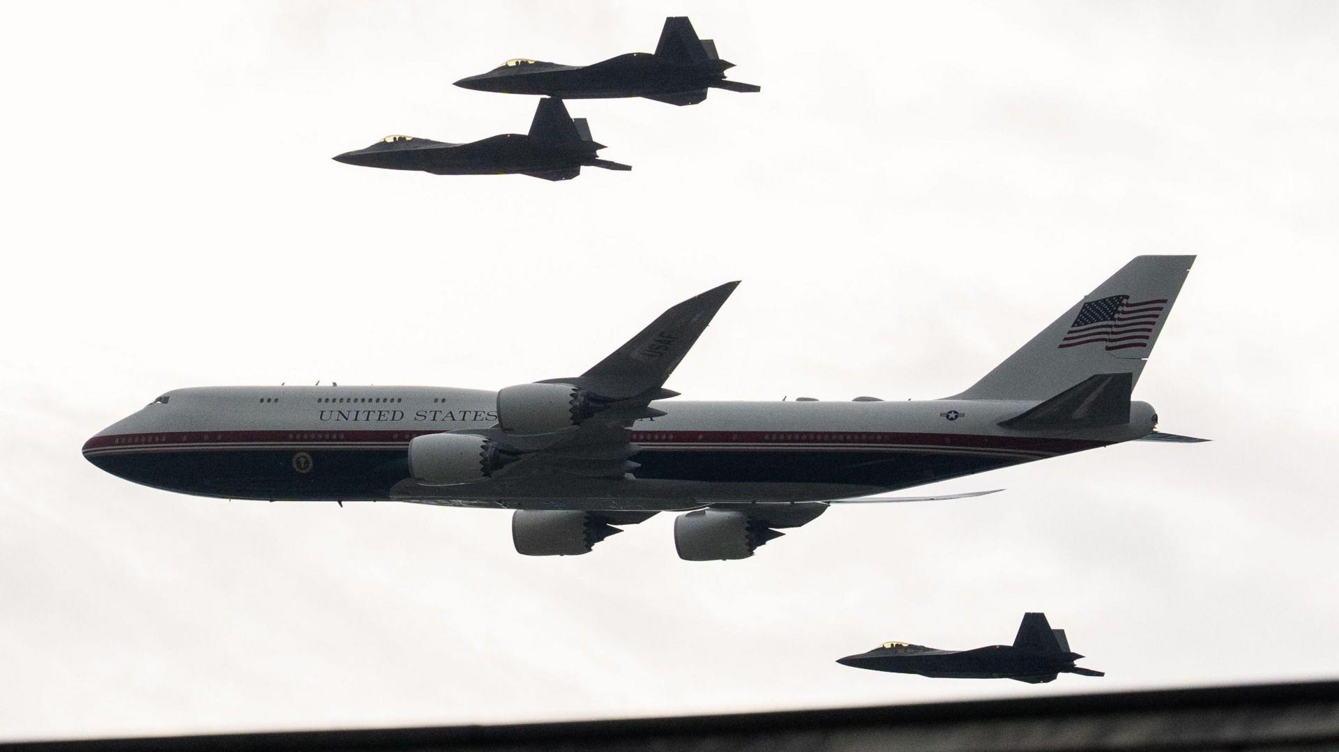 เครื่องบินขับไล่ F22 Raptor ขนาบข้าง Air Force One รุ่นใหม่ขณะบินโฉบเหนือเนชันแนล มอลล์ ระหว่างการเฉลิมฉลอง Salute to America Semiquincentennial ในกรุงวอชิงตัน