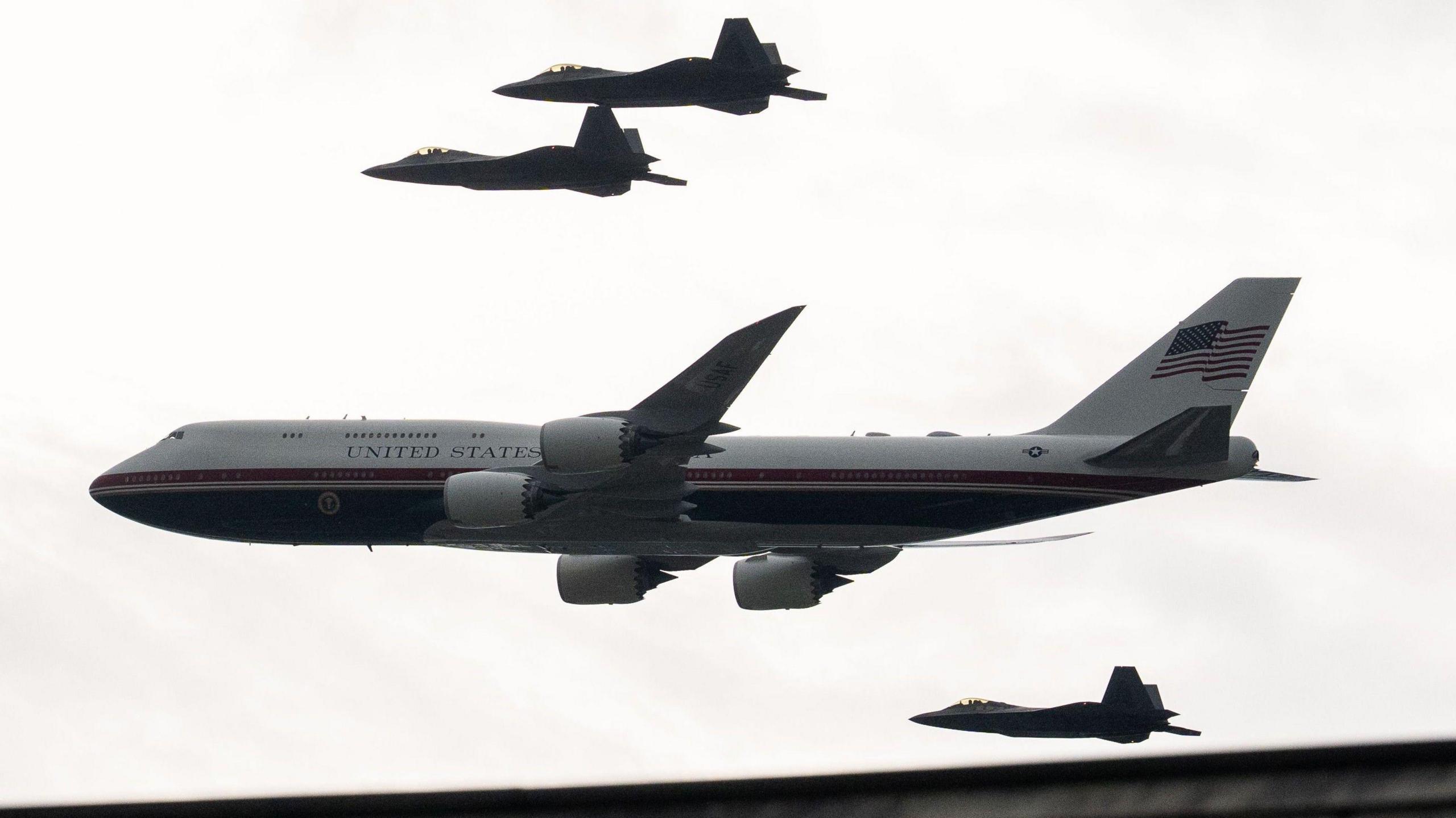 เครื่องบินขับไล่ F22 Raptor ขนาบข้าง Air Force One รุ่นใหม่ขณะบินโฉบเหนือเนชันแนล มอลล์ ระหว่างการเฉลิมฉลอง Salute to America Semiquincentennial ในกรุงวอชิงตัน