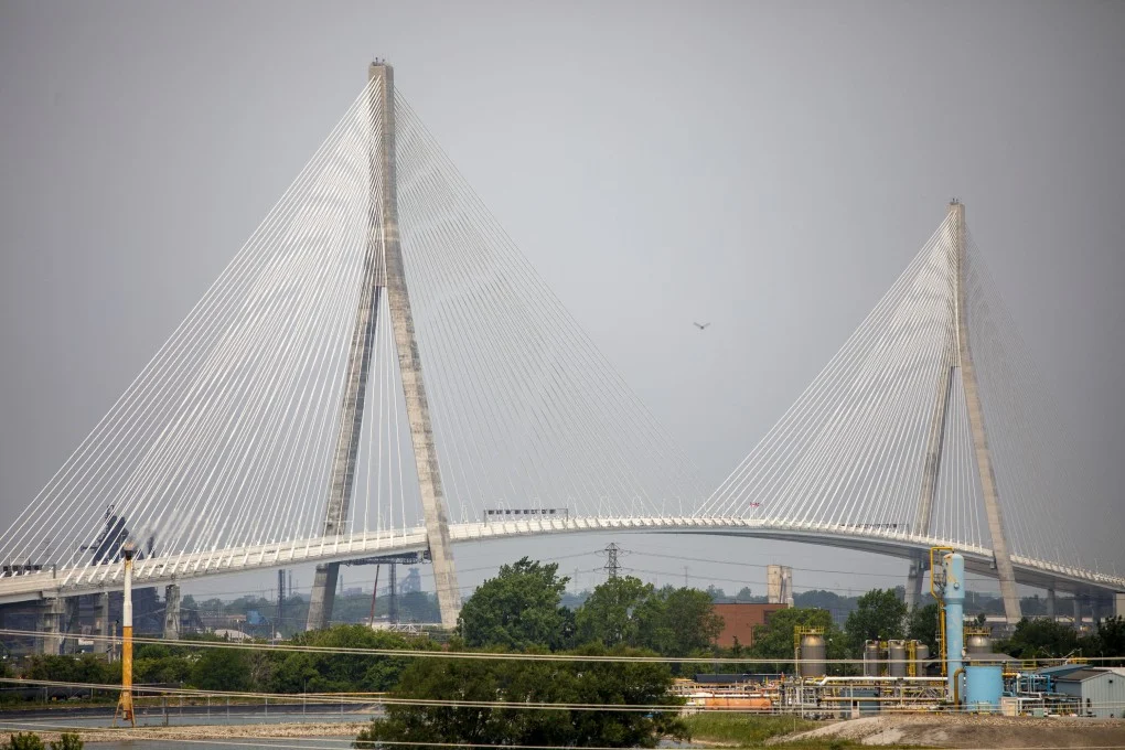 สะพาน Gordie Howe International Bridge ที่เชื่อมดีทรอยต์ รัฐมิชิแกน สหรัฐฯ กับวินด์เซอร์ รัฐออนแทรีโอ แคนาดา ก่อนเปิดให้ยานพาหนะใช้บริการเมื่อวันจันทร์