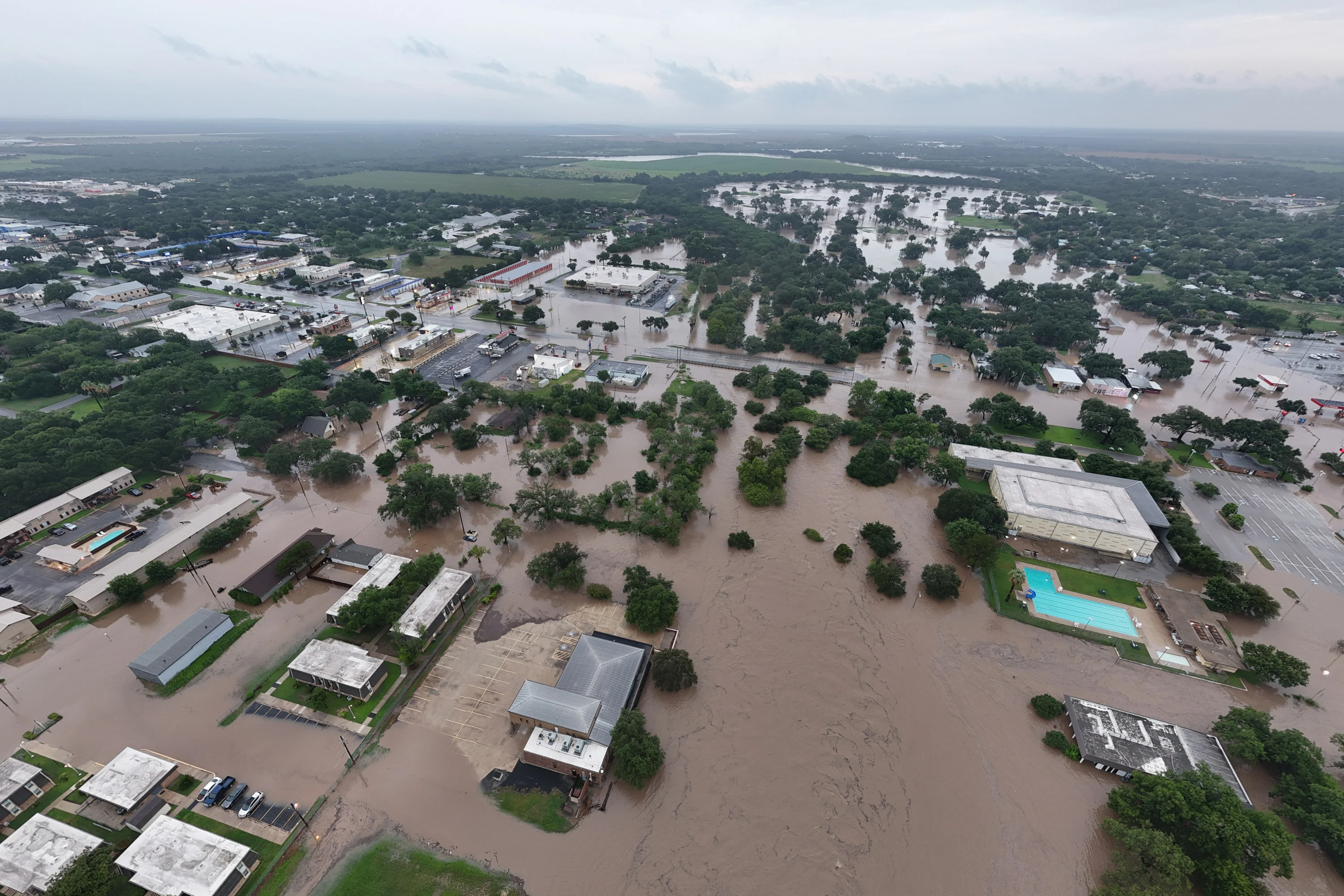 ภาพมุมสูงของน้ำท่วมในยูวาลดี รัฐเท็กซัส เมื่อวันพฤหัสบดี ภาพ: David Fry/Medina Real Estate Photography via AP