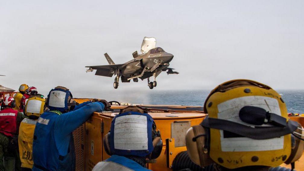 ทหารสหรัฐฯ บนเรือ USS Boxer กำลังเฝ้าดูเครื่องบินขับไล่ของสหรัฐฯ กำลังบินอยู่