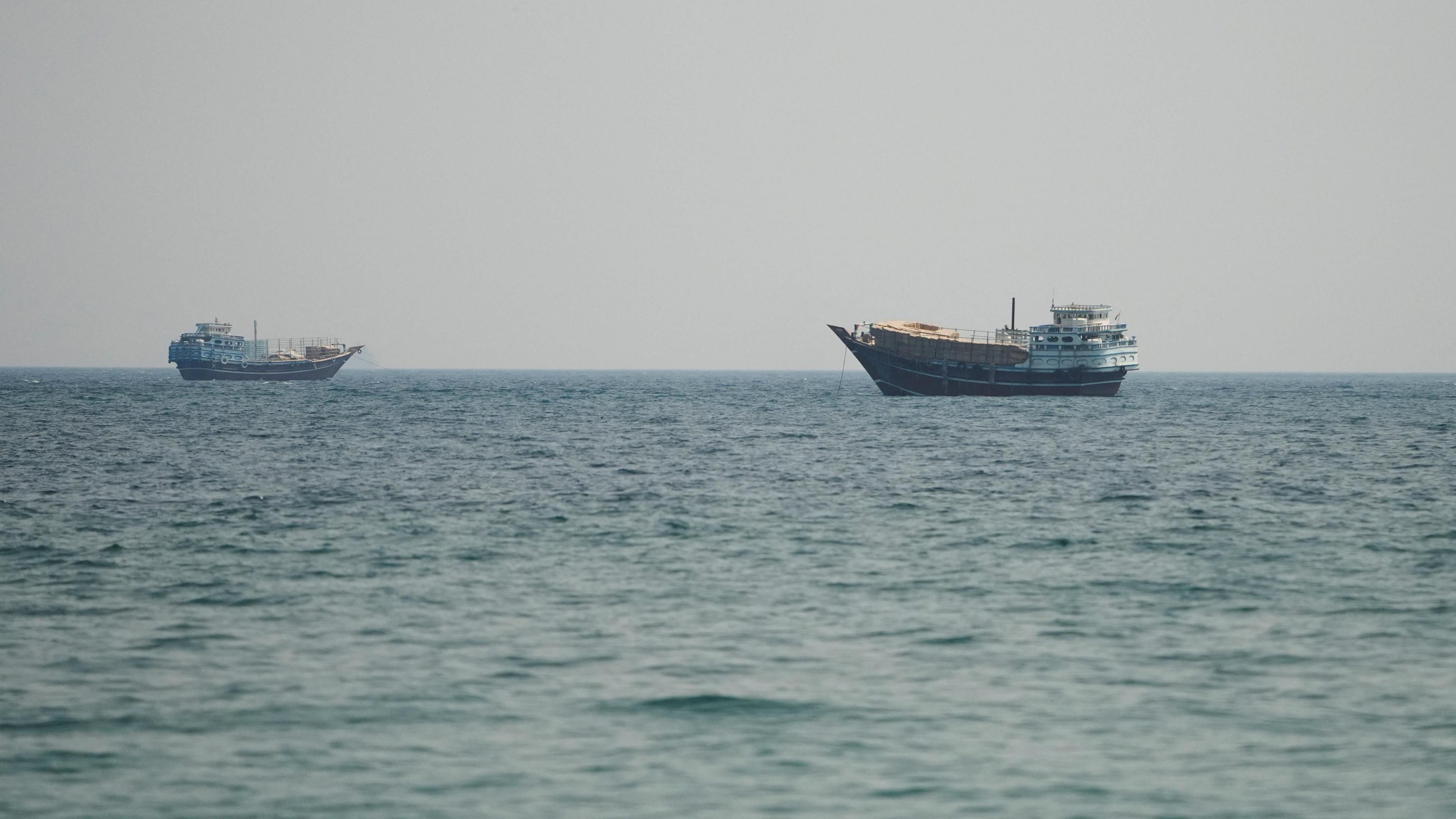 เรือสองลำในช่องแคบฮอร์มุซ มองเห็นจากมูซันดัม โอมาน