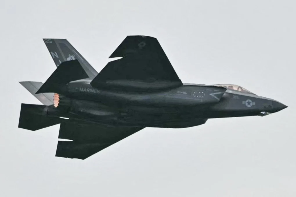 เครื่องบินรบ F-35 ของกองทัพสหรัฐฯ บินอยู่เหนือน่านฟ้าในระหว่างการเฉลิมฉลองวันประกาศอิสรภาพในกรุงวอชิงตันเมื่อวันที่ 4 กรกฎาคม