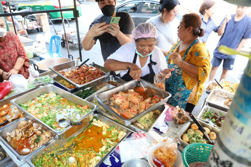 ป้าติ๋มกำลังขายอาหารท้องถิ่นในย่านบางลำพู กรุงเทพฯ ร้านนี้มีลูกค้าประจำจำนวนมาก อย่างไรก็ตาม บางคนบ่นว่าอาหารมีราคาแพง (ภาพ: ภัทรพงศ์ ฉัตรภัทรศิลป์)