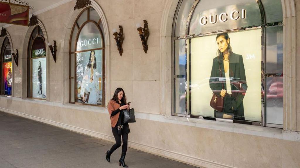ป้ายโฆษณา Versace ทางซ้าย และ Gucci ที่ศูนย์การค้าหรูหรา Trang Tien Plaza ใจกลางฮานอย เวียดนาม เมื่อวันอังคารที่ 27 กุมภาพันธ์ 2024