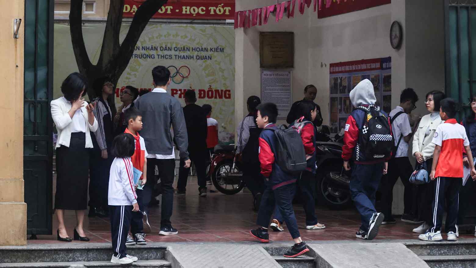 นักเรียนในฮานอย ประเทศเวียดนาม การศึกษาเป็นส่วนสำคัญในการเลื่อนสถานะทางสังคมในเวียดนาม โรงเรียนในภาพนี้ไม่เกี่ยวข้องกับกรณีการทุจริตข้อสอบที่ถูกกล่าวหา
