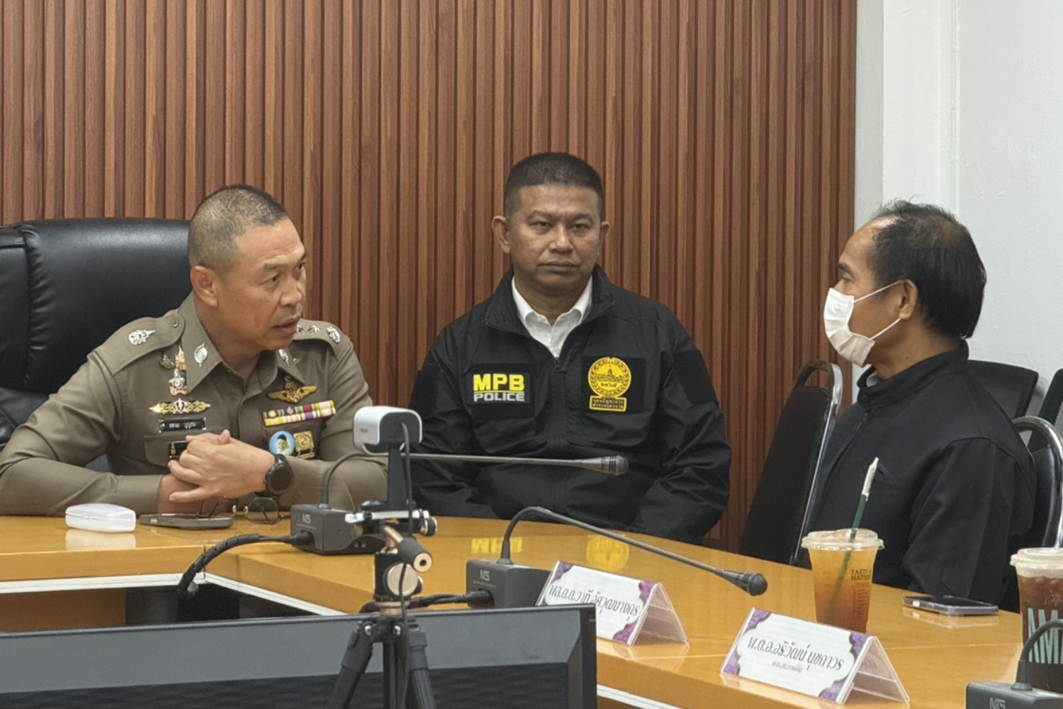 พล.ต.ท.สยาม บุญสม ผู้บัญชาการตำรวจนครบาล สนทนากับชายไทยวัย 50 ปี เมื่อวันศุกร์ ซึ่งถูกกล่าวหาว่ายินยอมให้บัญชีธนาคารของตนถูกใช้เป็นบัญชีม้าในการค้ายาเสพติด (ภาพ: จัดหาโดย/วัชรโยส งามคำ)