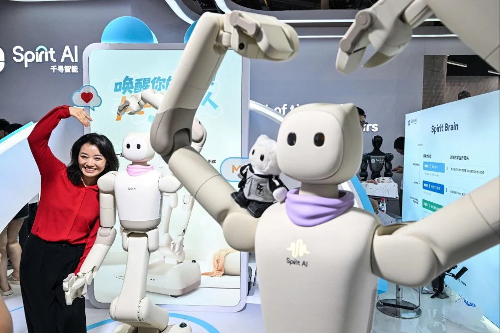หญิงรายหนึ่งถ่ายภาพคู่กับหุ่นยนต์ฮิวแมนนอยด์ของ Spirit AI ในงาน World Artificial Intelligence Conference ที่เซี่ยงไฮ้ เมื่อวันที่ 18 กรกฎาคม ภาพ AFP