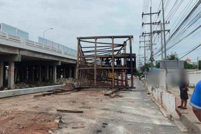 ภาพโครงสร้างเสาเข็มที่พังถล่มลงมาบนช่องทางออกของถนนพระราม 2 ในจังหวัดสมุทรสาคร ภาพถ่ายเมื่อบ่ายวันพฤหัสบดี (ภาพ: JS100 Radio)