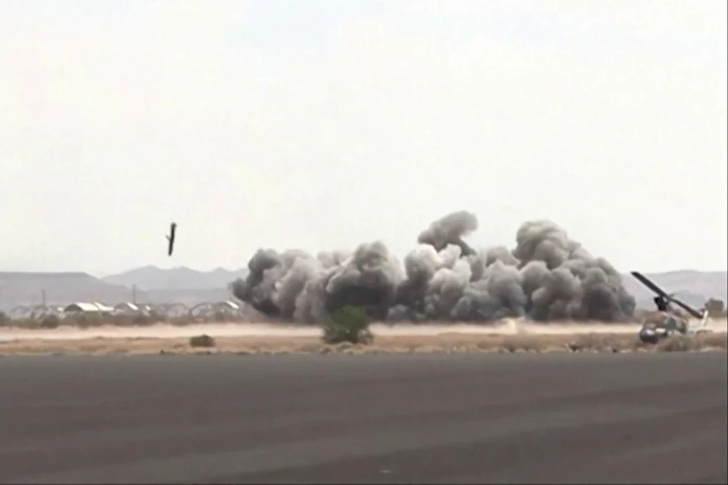 การโจมตีทางอากาศถล่มสนามบินซานาในเยเมนเมื่อวันจันทร์ ภาพ: Al-Masirah TV ผ่าน AFP