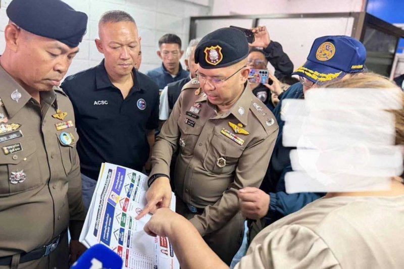 ปราบปราม: ตำรวจบุกเข้าตรวจค้นแฟลตแห่งหนึ่งในดินแดงเมื่อวันอังคาร และจับกุมผู้ต้องสงสัยที่ถูกกล่าวหาว่าเป็นนายหน้าช่วยชาวต่างชาติให้ได้บัตรประจำตัวสีชมพู ภาพถ่ายจากตำรวจ