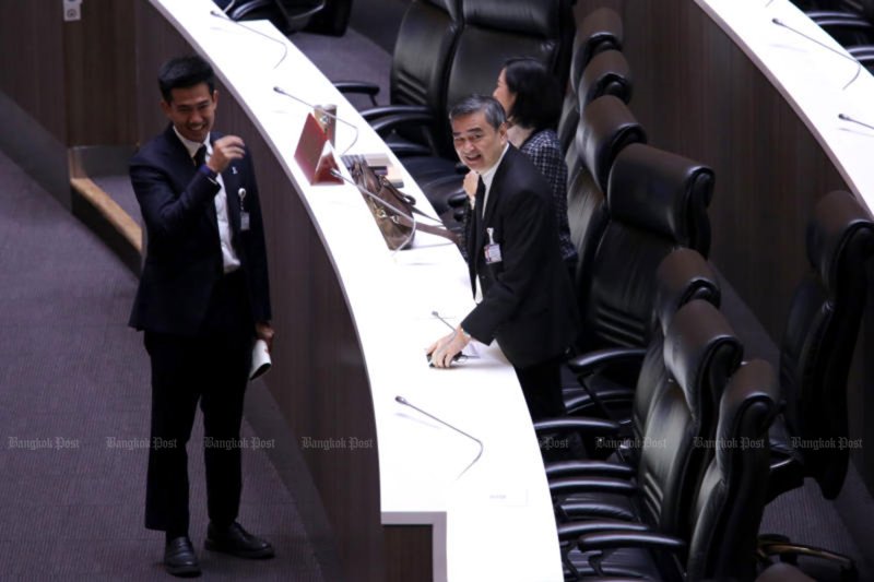 หัวหน้าพรรคประชาธิปัตย์ นายอภิสิทธิ์ เวชชาชีวะ (ขวา) ทักทาย ส.ส. พรรค ก่อนการพิจารณาพระราชกำหนดเงินกู้ 4 แสนล้านบาทของรัฐบาลในวันพุธ (ภาพ: ชนัตร์ คันธาญู)