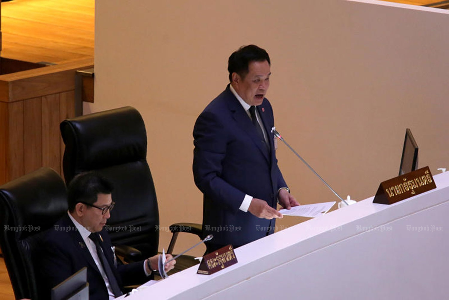 นายกรัฐมนตรีอนุทิน ชาญวีรกูล แถลงการณ์เกี่ยวกับพระราชกำหนดกู้เงินฉุกเฉินของรัฐบาลในสภาผู้แทนราษฎรเมื่อเช้าวันพุธ ร่างพระราชบัญญัติดังกล่าวผ่านการอนุมัติเมื่อคืนวันพุธด้วยคะแนนเสียง 285-141 เสียง และงดออกเสียง 52 เสียง (ภาพ: ชนัตร์ คันธาญู)