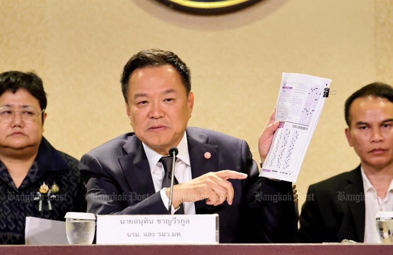 นายกรัฐมนตรีอนุทิน ชาญวีรกูล แสดงกระดาษคำตอบที่ทำเนียบรัฐบาลเมื่อเดือนที่แล้ว ระหว่างการบรรยายสรุปเรื่องอื้อฉาวเกี่ยวกับการทุจริตในการสอบเข้ารับราชการท้องถิ่น โดย ชนัต คตัญญู