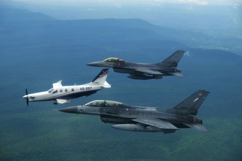 เครื่องบินขับไล่ F-16 สองลำจากฝูงบิน 1 กองทัพอากาศไทย คุ้มกันเครื่องบินส่วนตัว Socata TBM 930 ที่มีนายอนุทิน ชาญวีรกูล นายกรัฐมนตรี เป็นผู้ขับขณะเดินทางถึงนครราชสีมาเมื่อวันศุกร์ นายกรัฐมนตรีเดินทางไปตรวจเยี่ยมหน่วยบินทางยุทธวิธีในอำเภอเมือง (ภาพ: ทำเนียบรัฐบาล)