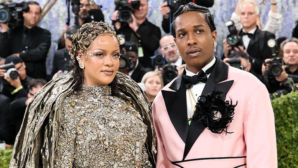 Rihanna และ A$AP Rocky บนพรมแดง Met Gala มีช่างภาพจำนวนมากอยู่เบื้องหลัง