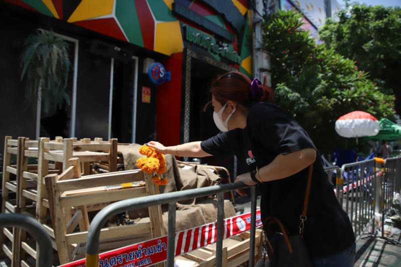 ผู้ไว้อาลัยวางดอกไม้หน้าร้านโรงเบียร์ ณ ลาดพร้าว เพื่อรำลึกถึงผู้เสียชีวิตจากเหตุไฟไหม้เมื่อเดือนที่แล้ว