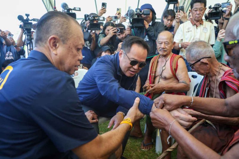นายเนวิน ชิดชอบ ผู้นำตัวจริงของพรรคภูมิใจไทย ชูแขนของนายอนุทิน ชาญวีรกูล นายกรัฐมนตรี ระหว่างพิธีให้พรที่ช้างอารีน่า จังหวัดบุรีรัมย์ เมื่อวันที่ 4 ตุลาคม 2568 ภาพจากทำเนียบรัฐบาล