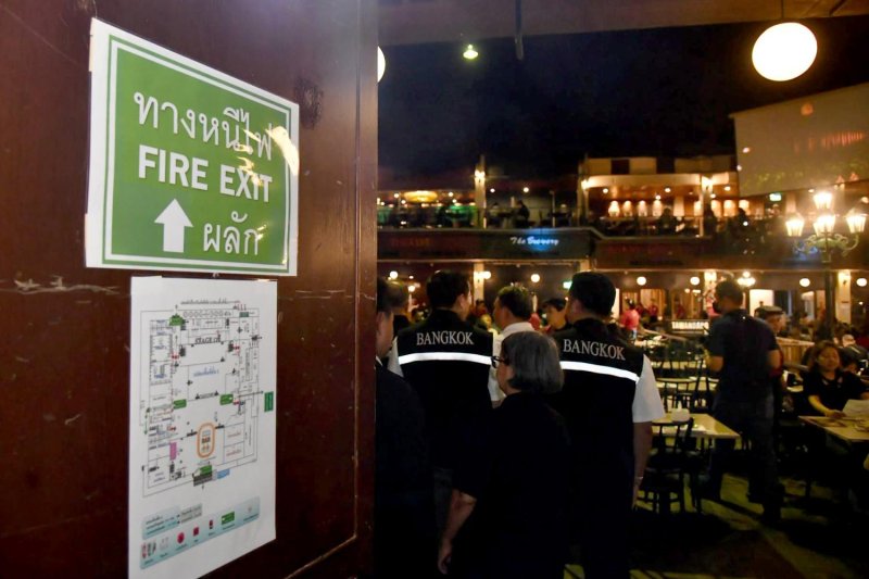 เจ้าหน้าที่ กทม. ตรวจสอบสถานประกอบการในจตุจักร ลาดพร้าว และสายไหม เพื่อให้เป็นไปตามมาตรการความปลอดภัยที่ยกระดับขึ้นเมื่อวันอังคารที่ผ่านมา หลังเหตุเพลิงไหม้เบียร์ฮอลล์นาลาดพร้าวเมื่อเดือนที่แล้ว ซึ่งคร่าชีวิตผู้คนไป 37 ราย และบาดเจ็บอีก 77 ราย การตรวจสอบที่สำคัญได้แก่ ใบอนุญาตประกอบกิจการ ความพร้อมของถังดับเพลิง และทางออกฉุกเฉินที่ชัดเจนและปลอดภัย เพื่อป้องกันอันตรายจากอัคคีภัย กรุงเทพมหานคร