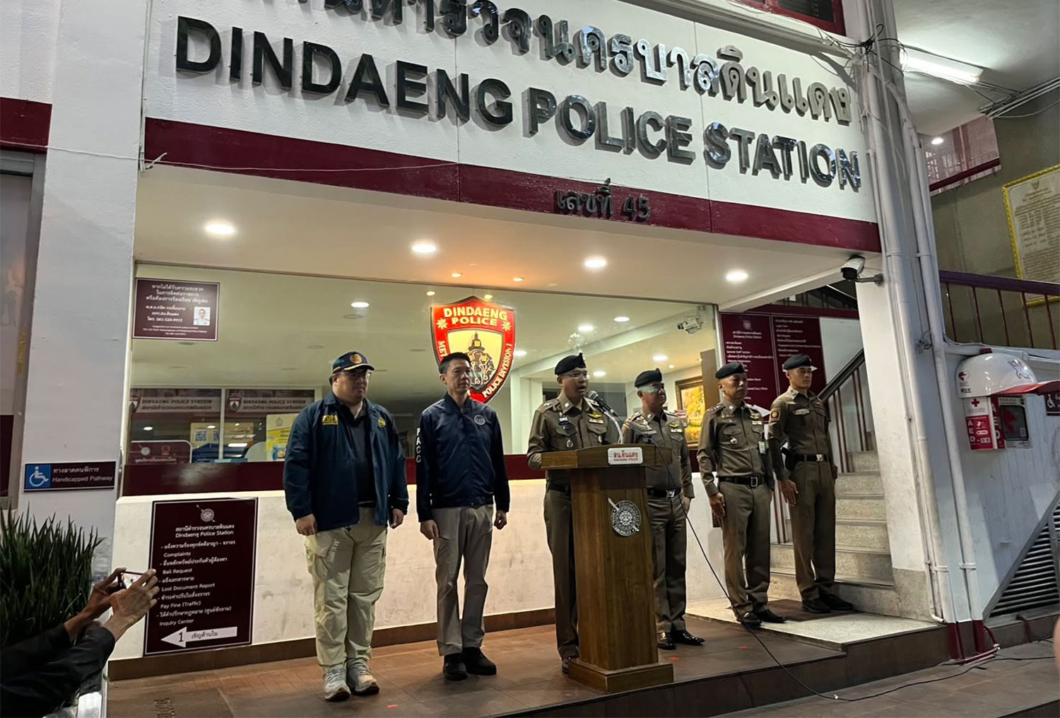 พล.ต.ท.นพศิลป์ พูลสวัสดิ์ ผู้บัญชาการตำรวจประจำสำนักงานตำรวจแห่งชาติ (กลาง) แถลงผลการปฏิบัติการกวาดล้างที่หน้าสถานีตำรวจนครบาลดินแดง กรุงเทพฯ (ภาพ: ศูนย์ DOPA NICE ของกรมการปกครอง)