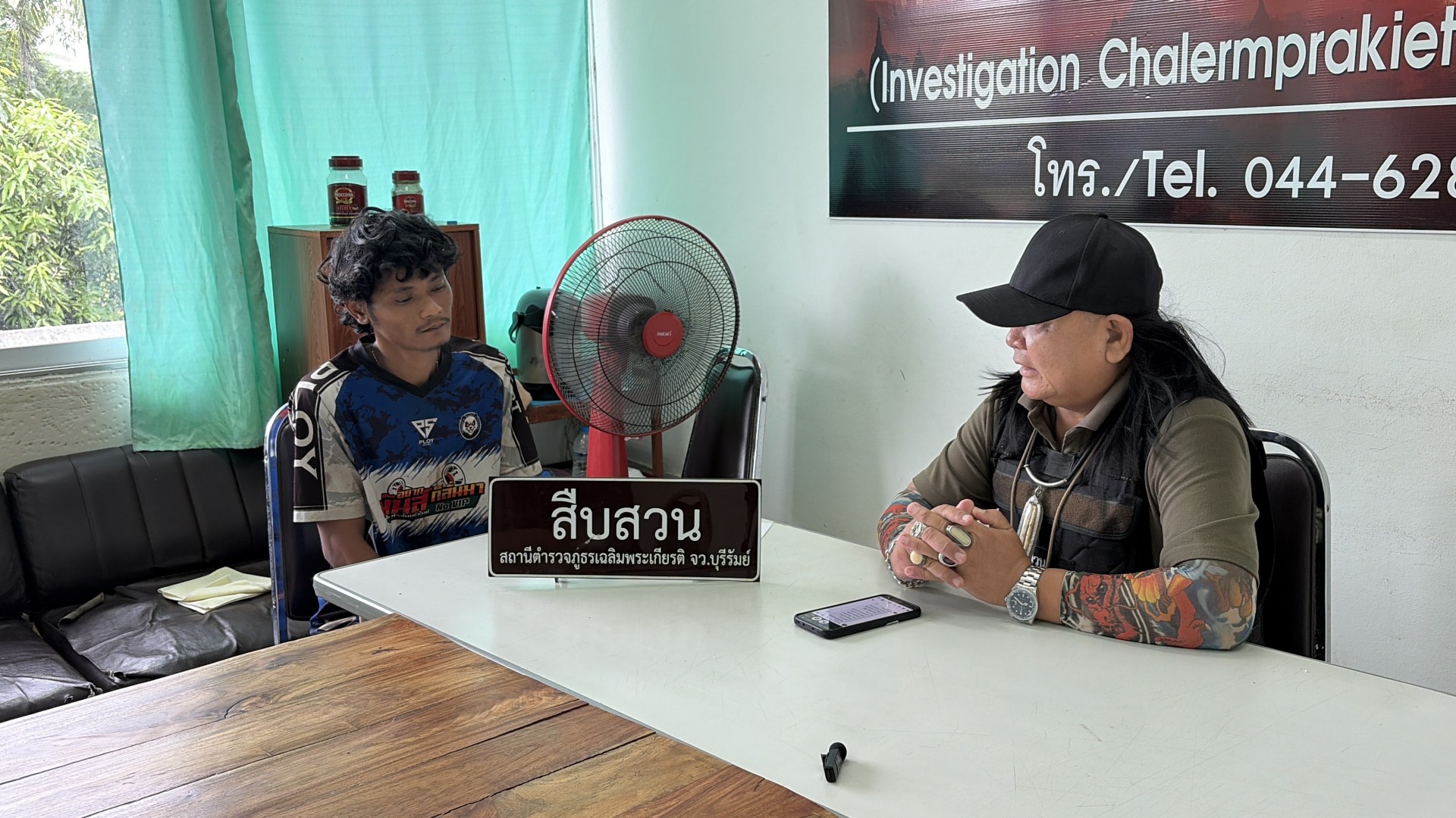 นายตั้นถูกนำตัวมาสอบสวนที่สถานีตำรวจภูธรเฉลิมพระเกียรติ (ภาพ: สุรชัย พีระกรศา)