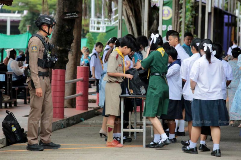 ตรวจกระเป๋านักเรียนที่โรงเรียนบางบัวทอง จังหวัดนนทบุรี เพื่อความปลอดภัยเมื่อวันอังคาร ชนัต กตัญญู