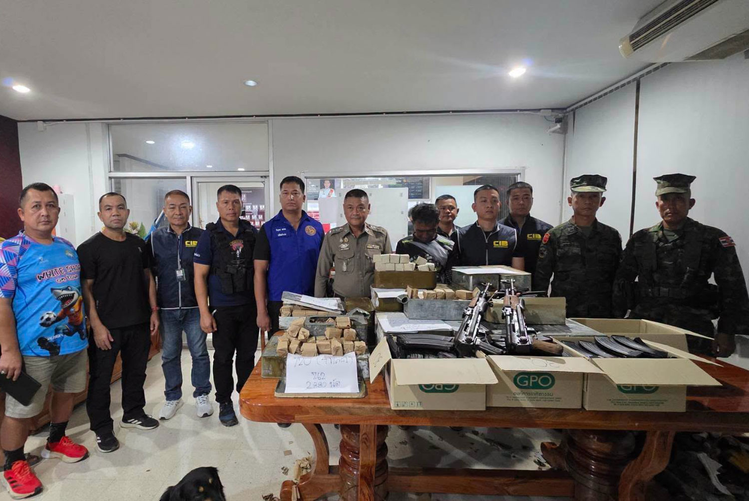 ตำรวจน้ำและเจ้าหน้าที่กองทัพเรือกำลังแสดงอาวุธและกระสุนที่ยึดได้จากผู้ต้องสงสัยในจังหวัดตราด (ภาพ: โฆษกกองทัพเรือ)