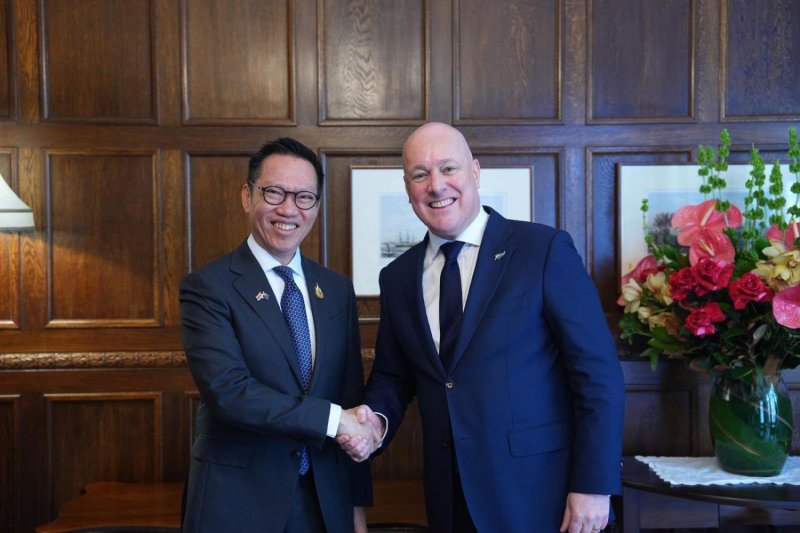 ศุภรัตน์ จิราธิวัฒน์ ประธานเจ้าหน้าที่บริหาร กลุ่มงานพัฒนาองค์กรของเซ็นทรัล กรุ๊ป กำลังจับมือกับนายกรัฐมนตรีนิวซีแลนด์ คริสโตเฟอร์ ลักซอน ในงานเลี้ยงอาหารกลางวันอย่างเป็นทางการที่ทำเนียบรัฐบาล การประชุมครั้งนี้มีเป้าหมายเพื่อเสริมสร้างศักยภาพผู้ผลิต แบรนด์ และผู้บริโภคในตลาดต่างประเทศ