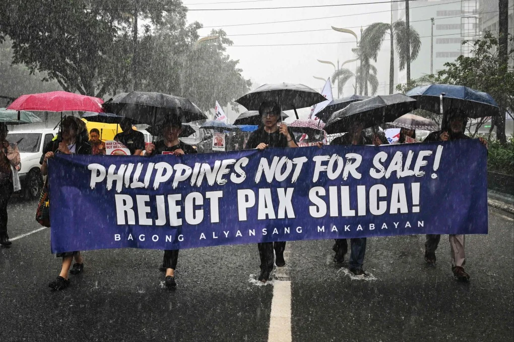 ผู้ประท้วงในกรุงมะนิลาเมื่อวันที่ 13 ส.ค. คัดค้านโครงการ Pax Silica ซึ่งเป็นความริเริ่มที่นำโดยสหรัฐฯ เพื่อลด “การพึ่งพาที่ถูกบีบบังคับ” ภาพ: AFP