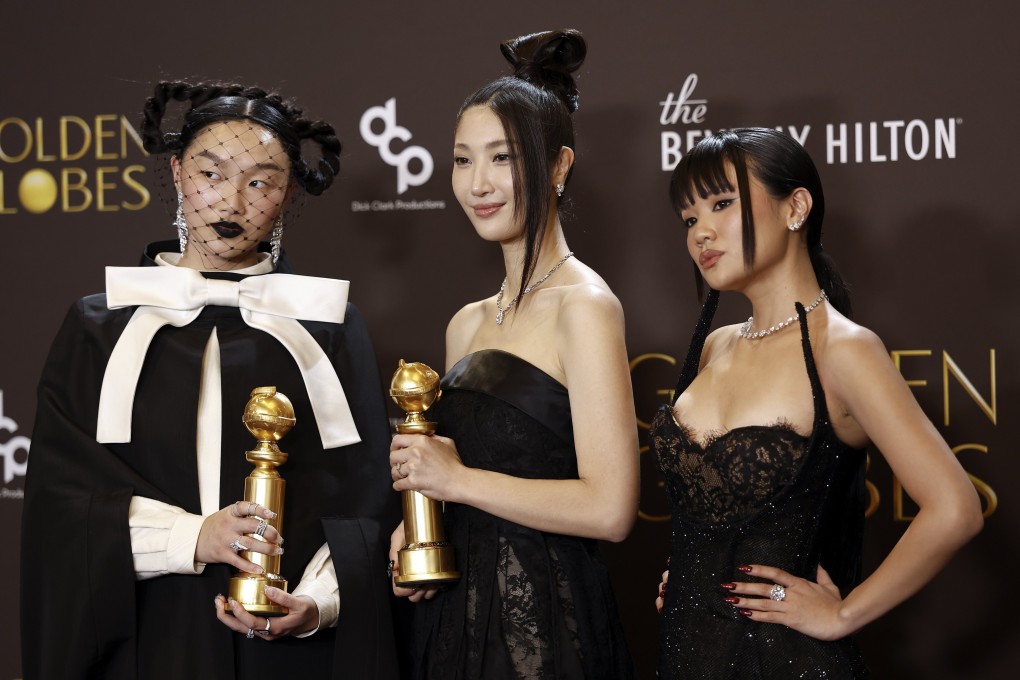(จากซ้าย) Audrey Nuna, Ejae และ Rei Ami โพสท่าพร้อมกับรางวัล “Golden” สำหรับเพลงจาก “KPop Demon Hunters” ในงาน Golden Globe Awards ที่เบเวอร์ลีฮิลส์เมื่อเดือนมกราคม ภาพ: EPA