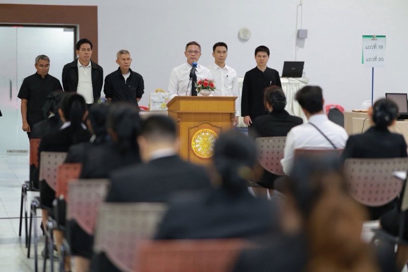 ธีรยุทธ สุภาวิบูลย์ผล อดีตอธิบดีกรมส่งเสริมการปกครองท้องถิ่น กล่าวสุนทรพจน์ระหว่างการประชุมกับผู้สมัครที่สอบผ่านเพื่อรายงานตัวเข้ารับการบรรจุเป็นเจ้าหน้าที่รัฐส่วนท้องถิ่น ในการรับสมัครรอบสอง การประชุมจัดขึ้นที่ศูนย์ประชุมธรรมศาสตร์ มหาวิทยาลัยธรรมศาสตร์ ศูนย์รังสิต เมื่อวันที่ 5 พฤษภาคม 2569 (ภาพ: กรมส่งเสริมการปกครองท้องถิ่น)