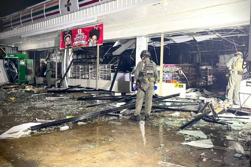 ผู้เชี่ยวชาญด้านวัตถุระเบิดกำลังตรวจสอบร้านเซเว่นอีเลฟเว่นที่ถูกไฟไหม้ในอำเภอมายอ จังหวัดปัตตานี หลังจากการโจมตีเมื่อคืนวันจันทร์ (ภาพ: หน่วยเฉพาะกิจกรมทหารพรานที่ 42)