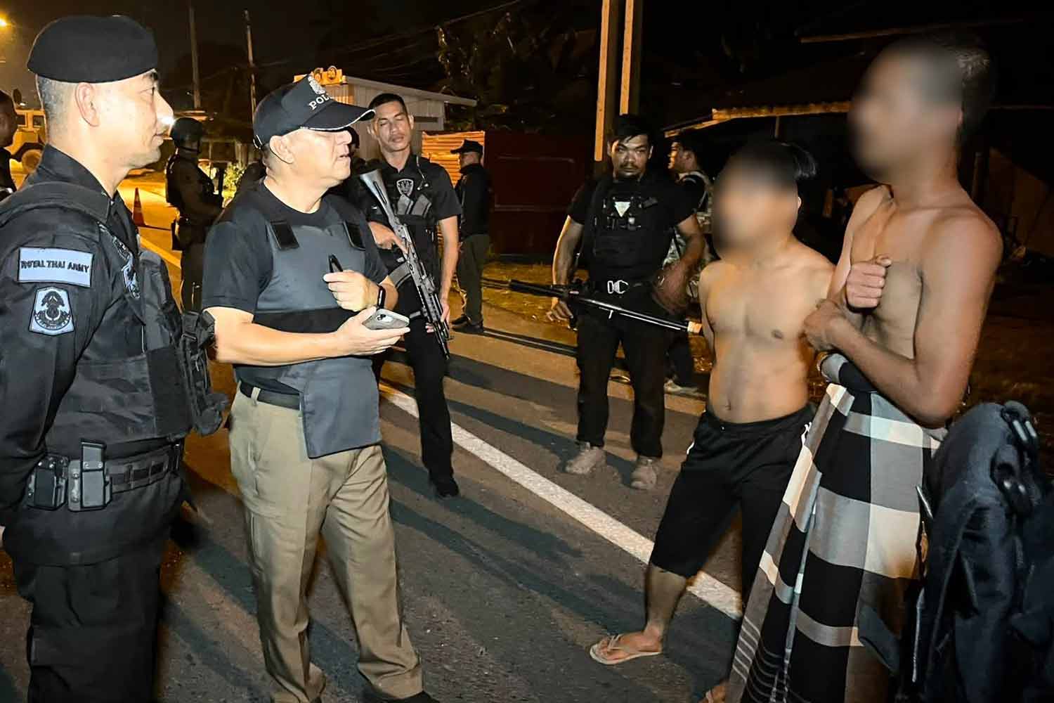 เจ้าหน้าที่ฝ่ายความมั่นคงจับกุมผู้ต้องสงสัยชาย 2 ราย หลังเหตุโจมตีร้านสะดวกซื้อในปัตตานีเมื่อคืนวันจันทร์ (ภาพ: หน่วยเฉพาะกิจกรมทหารพรานที่ 43)