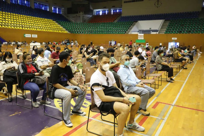 ประชาชนเข้ารับการฉีดวัคซีนป้องกันโควิด-19 ที่ศูนย์เยาวชนไทย-ญี่ปุ่น ดินแดง เมื่อเดือนมกราคม 2566