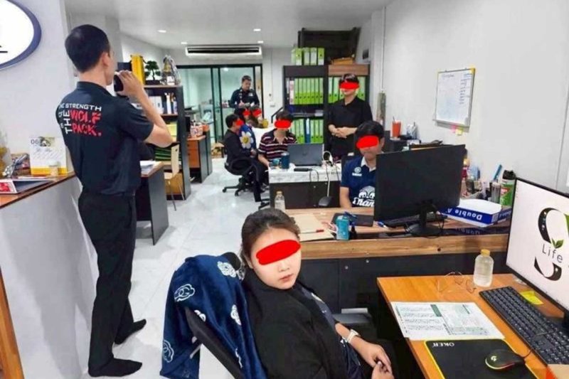 เจ้าหน้าที่จากกองบัญชาการสอบสวนกลาง (CIB) รวบรวมพยานหลักฐานและจับกุมผู้ต้องสงสัยที่เชื่อมโยงกับเครือข่ายที่ถูกกล่าวหาว่าบิดเบือนผลสอบบรรจุราชการส่วนท้องถิ่น ระหว่างการบุกเข้าตรวจค้นบ้านในนนทบุรีเมื่อวันที่ 22 มิถุนายน