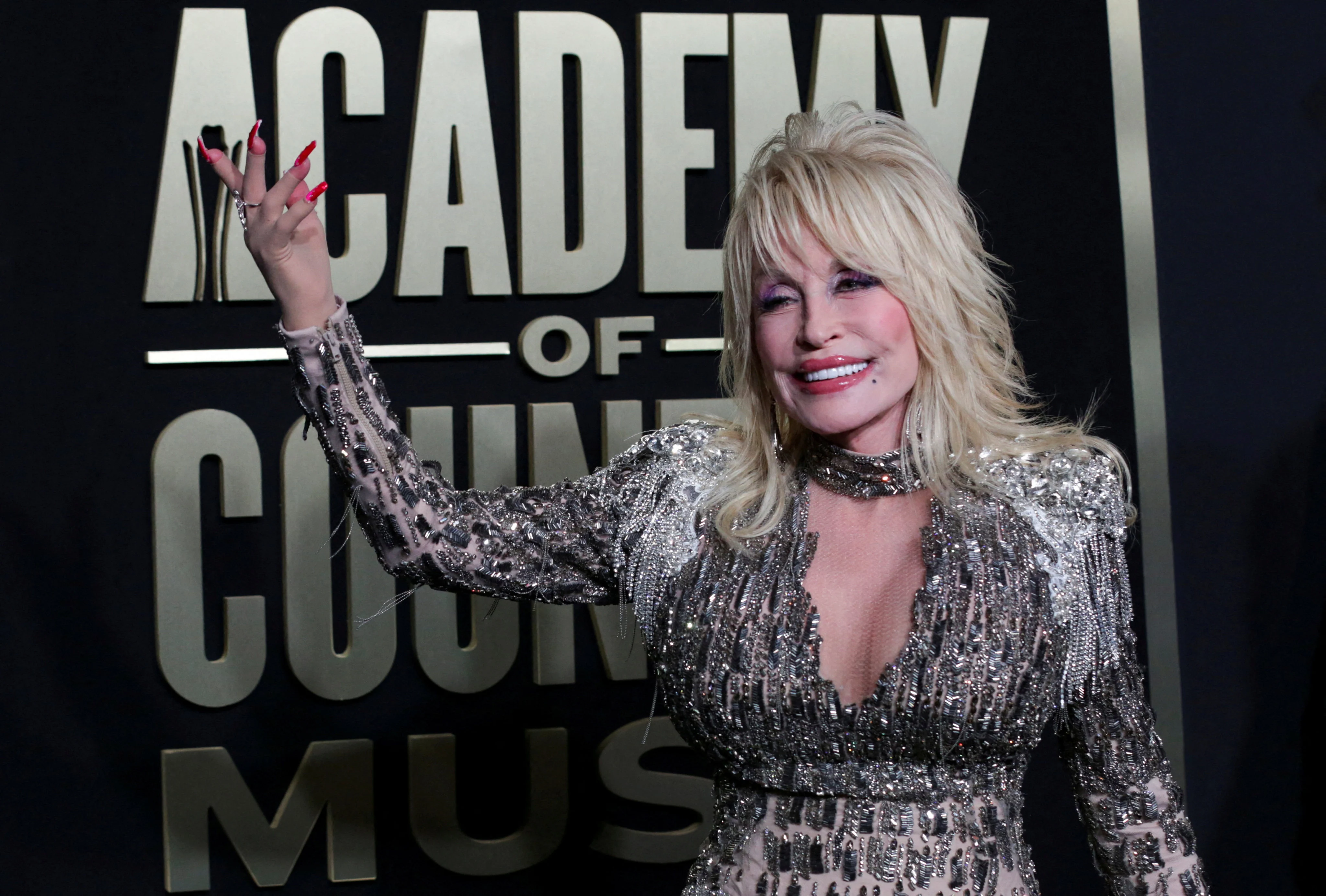 ดอลลี พาร์ตัน เข้าร่วมงานประกาศผลรางวัล Academy of Country Music (ACM) ครั้งที่ 58 ที่เมืองฟริสโก รัฐเท็กซัส เมื่อปี 2023 นักดนตรีและนักแสดงชาวสหรัฐฯ ผู้นี้เสียชีวิตเมื่อวันอังคารในวัย 80 ปี ภาพ: Reuters