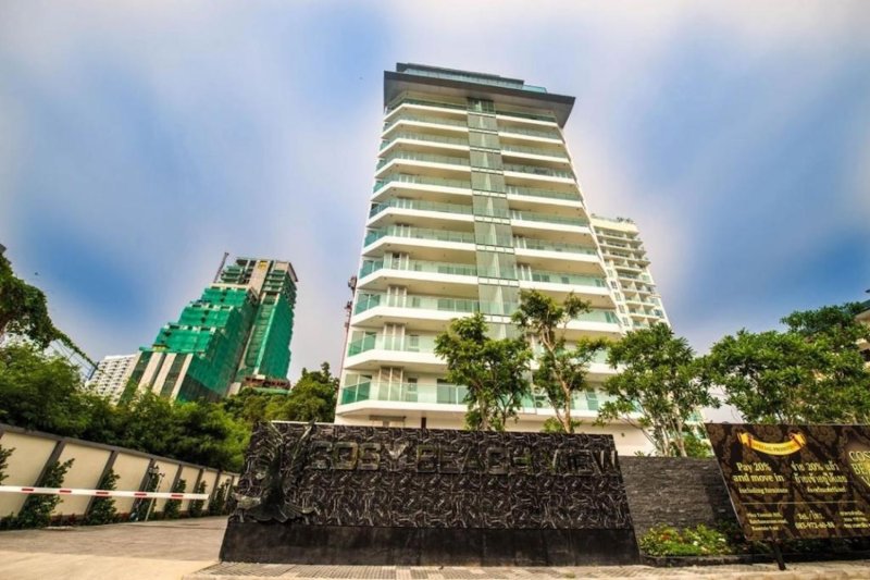 ทีม DSI และมหาดไทย ตรวจสอบเอกสารและสอบปากคำที่หนึ่งในสามสถานที่ที่ถูกตรวจค้นในพัทยาเมื่อวันศุกร์