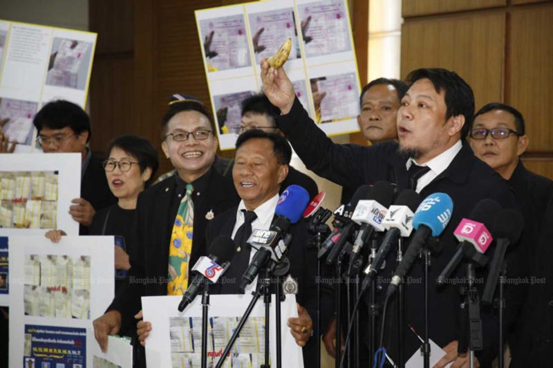กลุ่ม ส.ว. สำรองและผู้สมัคร ส.ว. รวมตัวที่ กกต. เพื่อเรียกร้องให้ส่งคดีฮั้วเลือก ส.ว. ไปยังศาลฎีกา แผนกคดีเลือกตั้ง โดยกล่าวว่าคดีนี้ไม่มีความคืบหน้ามาสองปีแล้ว